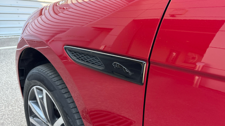 Jaguar F-Pace 2.0 D200 R-Dynamic SE Black 5dr Auto AWD Diesel Estate